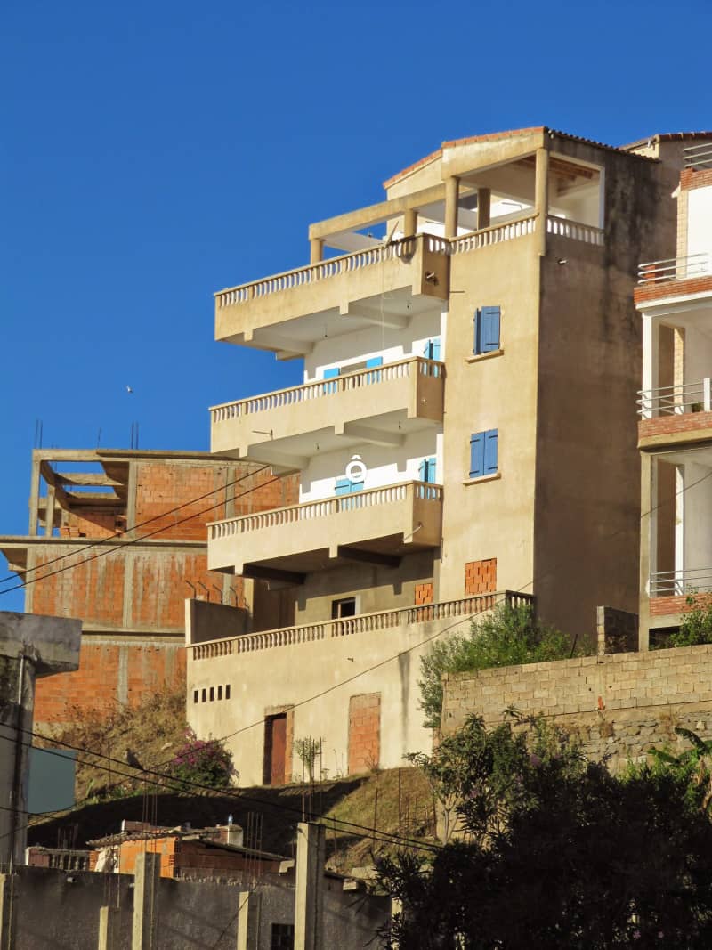 El edificio visto desde abajo mostrando los diferentes niveles