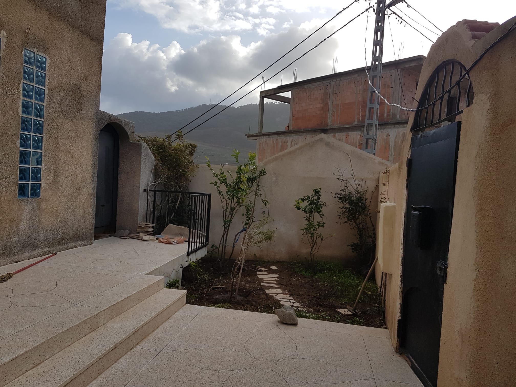 Patio interior y jardin