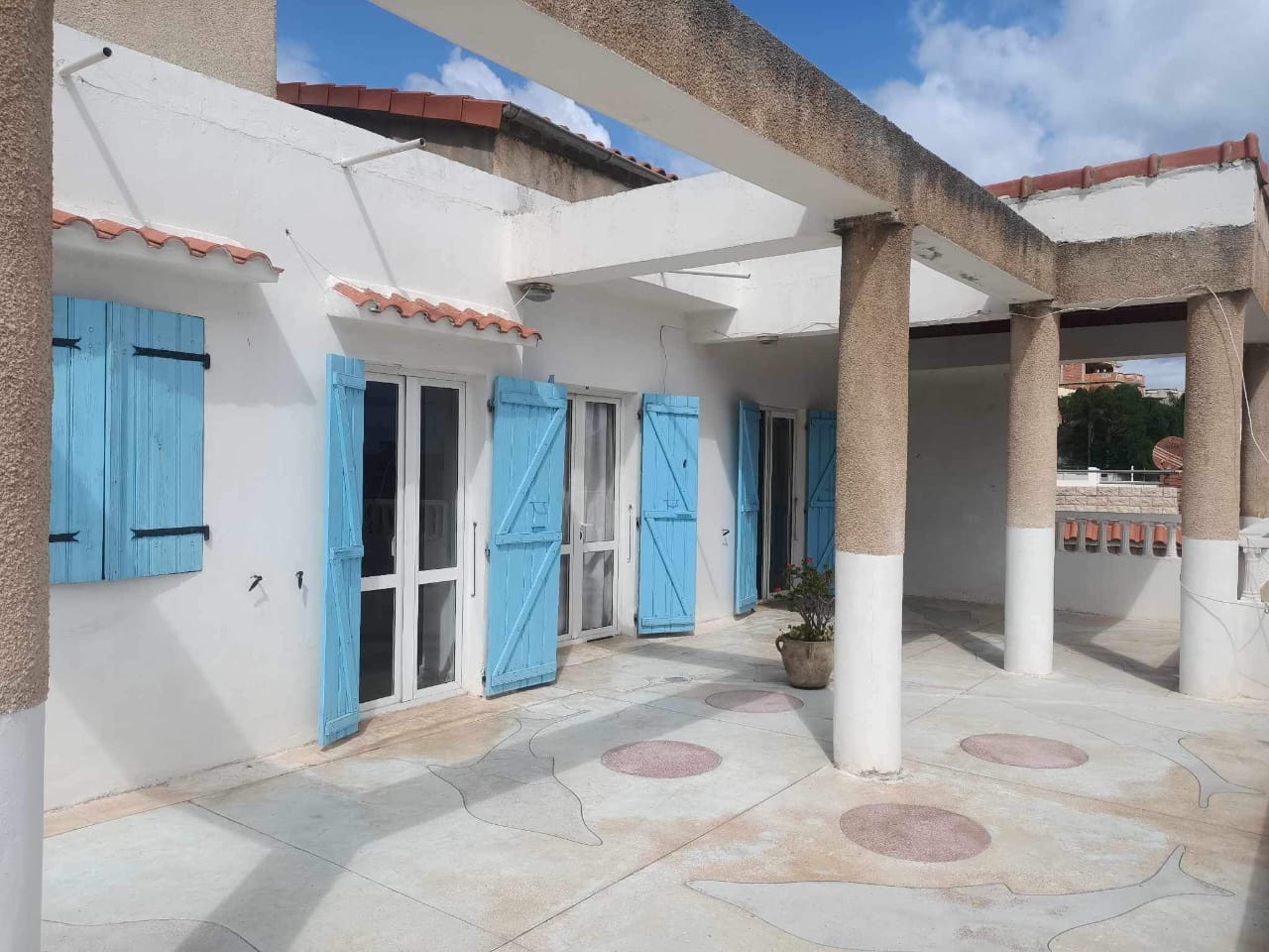 Terraza con contraventanas azules