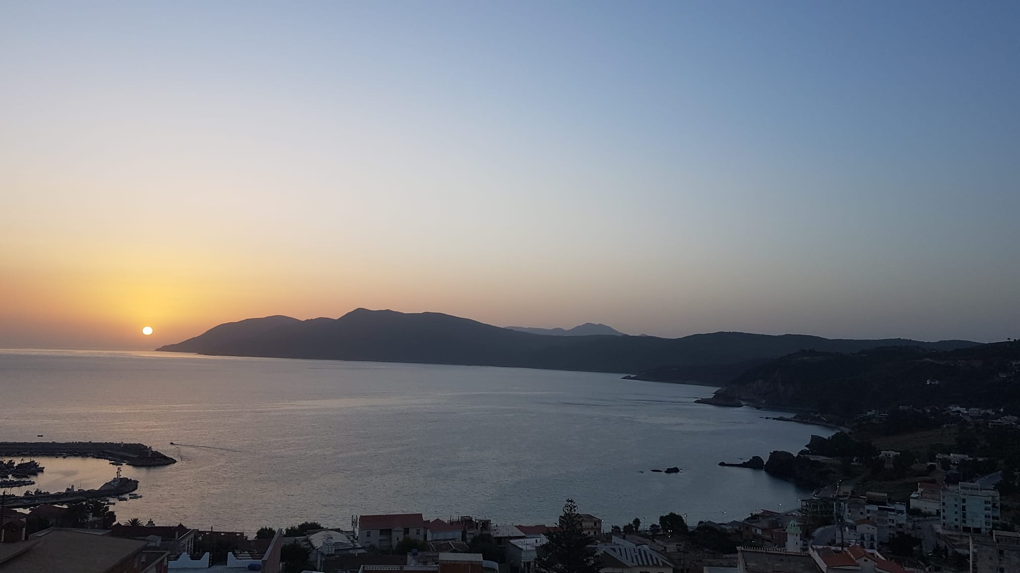 Atardecer sobre la bahia de Chetaibi