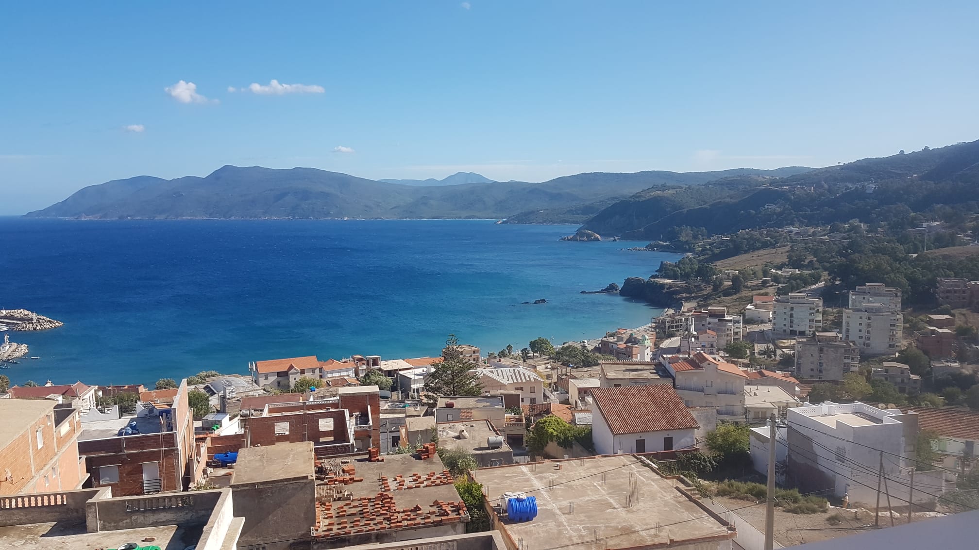 Vista de la bahia y la playa de Chetaibi