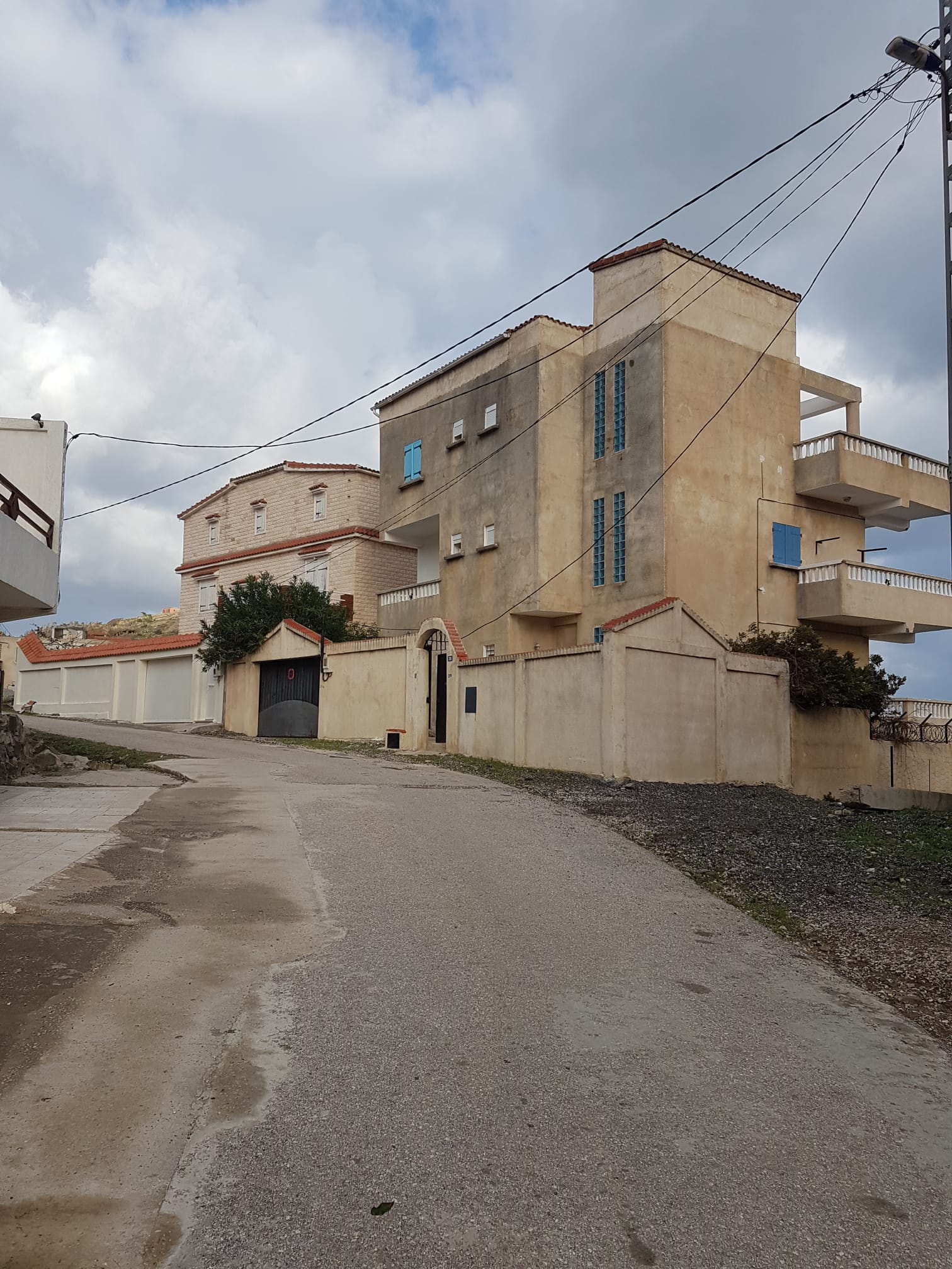 Vista de la casa desde la calle en angulo